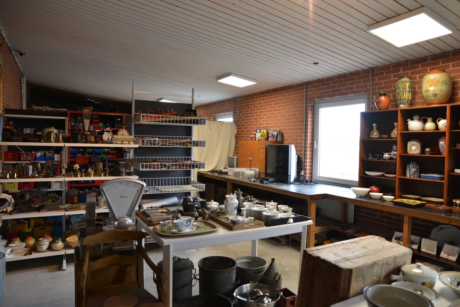 Keramik, porcelæn og retrofund i butikken