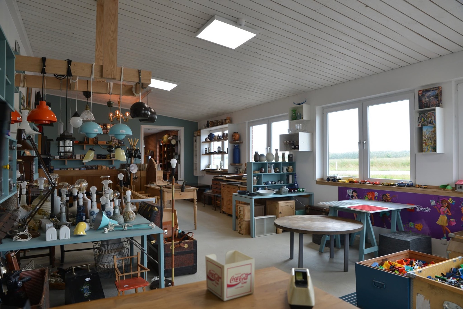 Lamper, keramik og retrofund i butikken