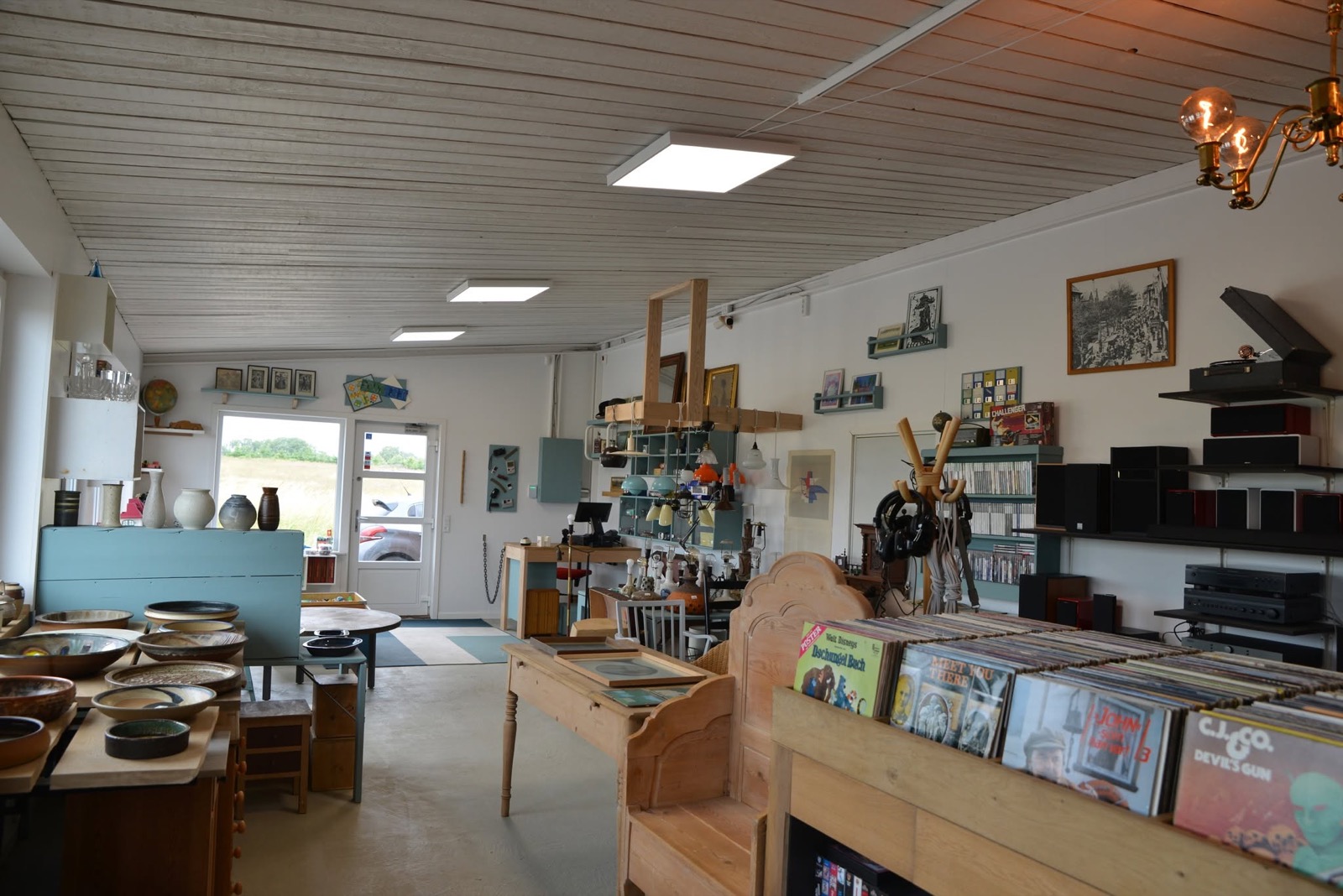 Vinylplader og møbler i butikken