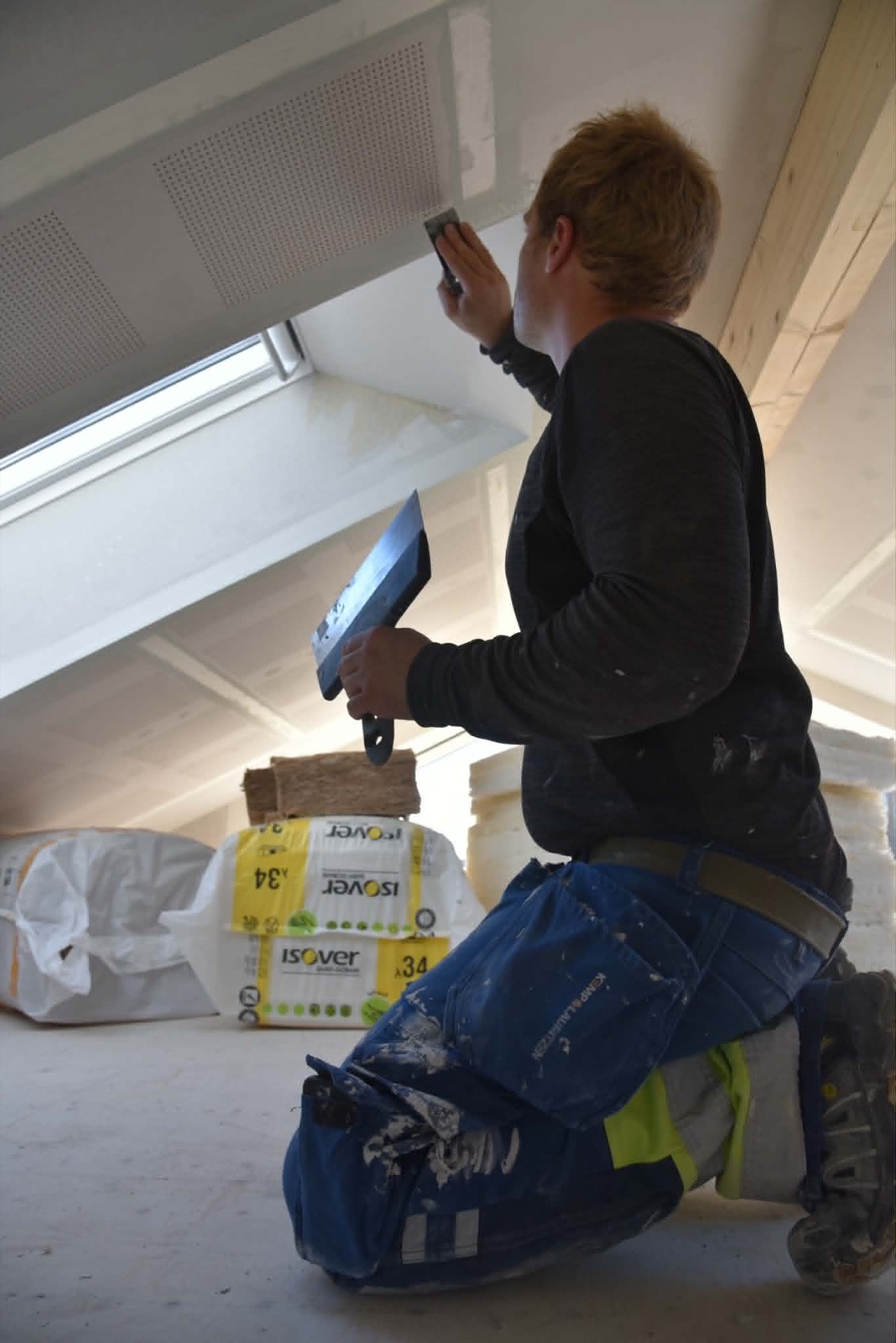 Jeppe Kjærgaard Sørensen arbejder med loft og finish under husbyggeri